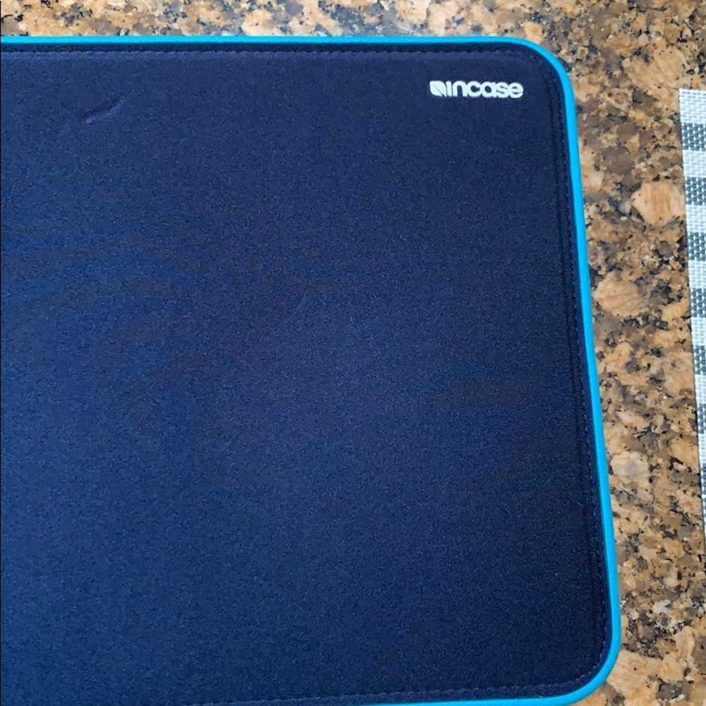 Incase laptop case - Picture 2 of 3